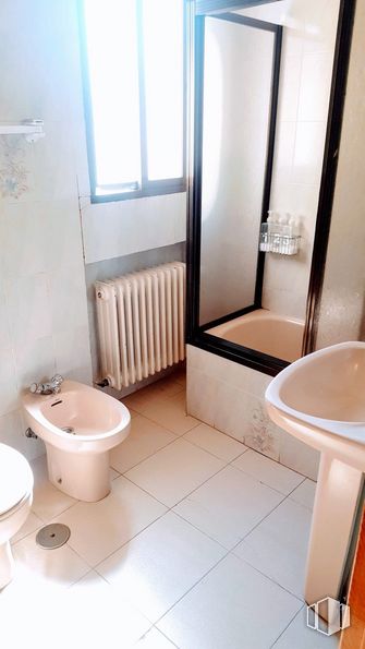 Retail for sale at Zona La Pedriza, Manzanares el Real, Madrid, 28410 with sink, window, toilet, plumbing fixture, property, bathroom sink, fixture, bathroom, purple and interior design around