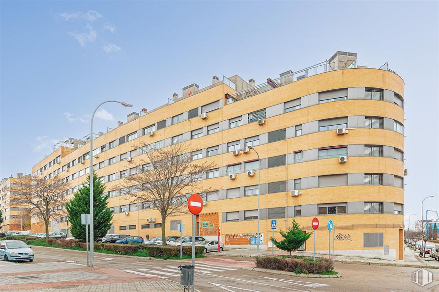 Local en venta en Calle Antonio Van de Pere, 75, Valdemoro, Madrid, 28342 con edificio, cielo, planta, propiedad, luz de la calle, ventana, infraestructura, árbol, diseño urbano y bloque de pisos alrededor