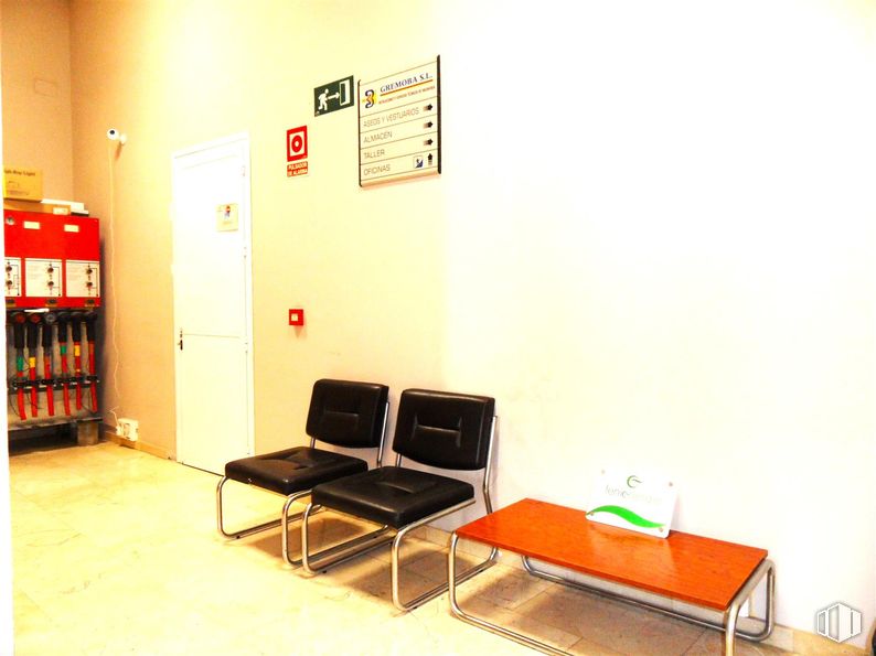 Industrial for sale at Polígono Los Olivos, Getafe, Madrid, 28906 with chair, door, table, furniture, flooring, floor, interior design, waiting room, human settlement and room around