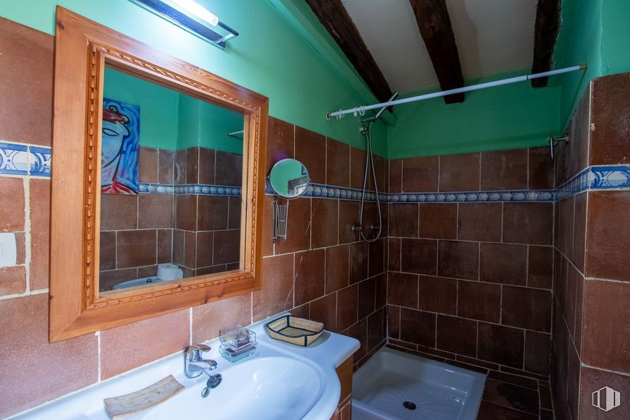 Local en venta en Zona centro, Patones, Madrid, 28189 con espejo, fregadero, grifo, propiedad, accesorio de plomería, edificio, baño, lavabo de baño, madera y pavimento alrededor