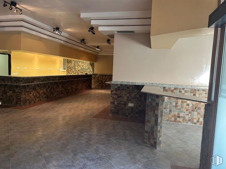 Retail for sale at Calle Torrelaguna, 89, Fuente el Saz de Jarama, Madrid, 28140 with wood, floor, flooring, house, countertop, hall, gas, wood stain, hardwood and brick around