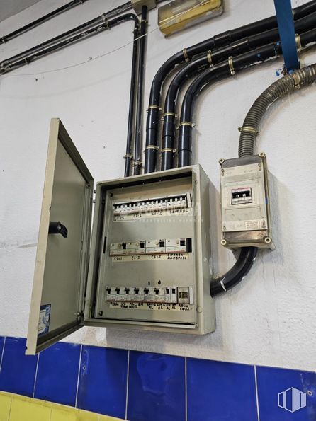 Local en venta en Zona Centro, Alcorcón, Madrid, 28921 con electricidad, cableado eléctrico, ingeniería, gas, máquina, suministro eléctrico, material compuesto, metal, fachada y cable alrededor