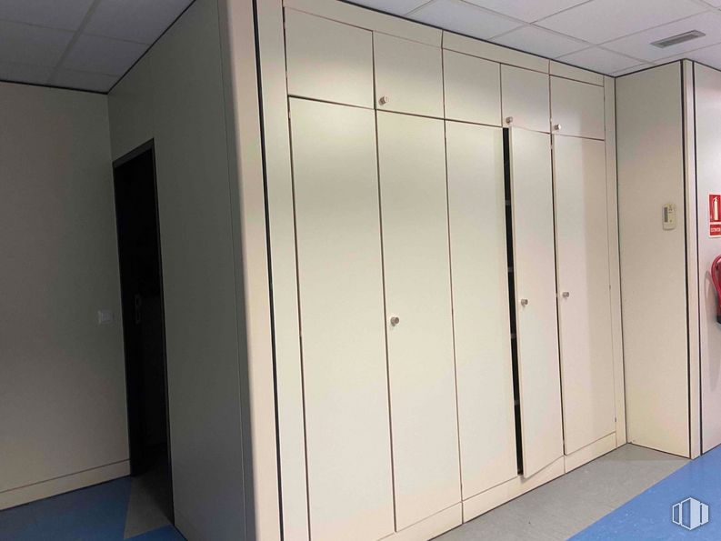 Industrial for sale at Zona empresarial Las Rozas, Las Rozas de Madrid, Madrid, 28230 with wardrobe, fixture, door, automotive exterior, wood, floor, building, flooring, vehicle door and rectangle around