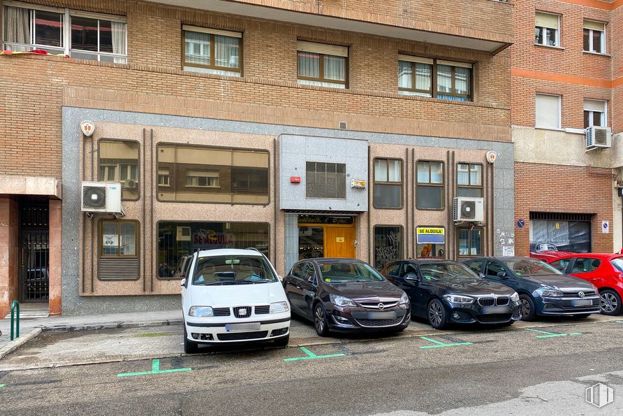 Oficina en alquiler en Calle Alustante, Chamartín, Madrid, 28002 con coche, ventana, edificio, luz de estacionamiento automotriz, vehículo terrestre, neumático, vehículo, rueda, propiedad y placa de matrícula del vehículo alrededor