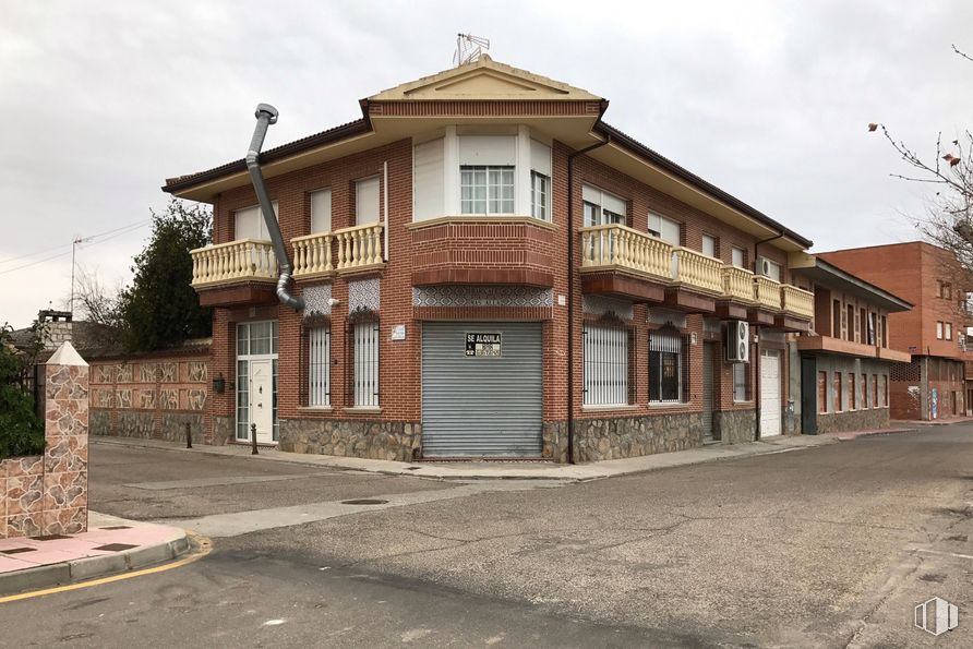 Retail for rent at Avenida de María Antonia del Castillo Escudero, 19, Quismondo, Toledo, 45514 with window, house, sky, property, cloud, building, wood, road surface, door and fixture around