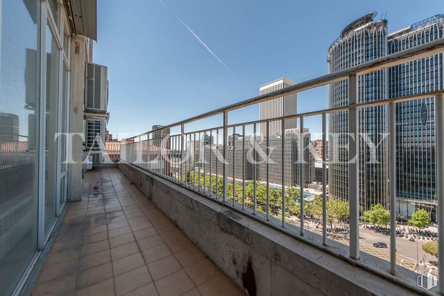 Oficina en venta en Paseo Castellana, Chamartín, Madrid, 28046 con edificio, cielo, planta, valla, diseño urbano, casa, superficie de la carretera, zona residencial, condominio y fachada alrededor