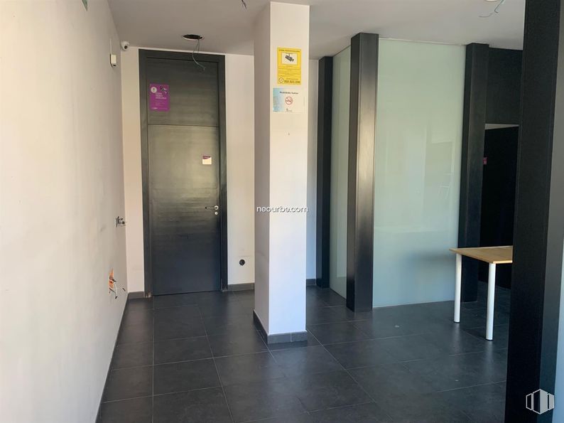 Retail for rent at Calle Agustín Rodríguez Sahagun, Ávila, 05003 with table, furniture, building, fixture, door, floor, house, flooring, gas and ceiling around