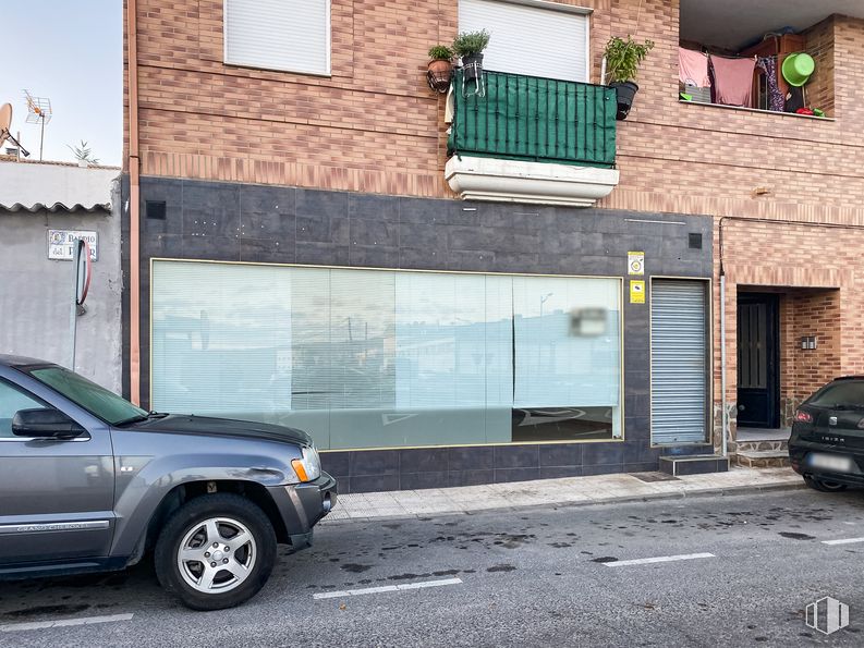 Retail for sale & for rent at Barrio del Pilar, 1, Yeles, Toledo, 45220 with wheel, car, window, automotive parking light, tire, land vehicle, vehicle, building, automotive lighting and hood around