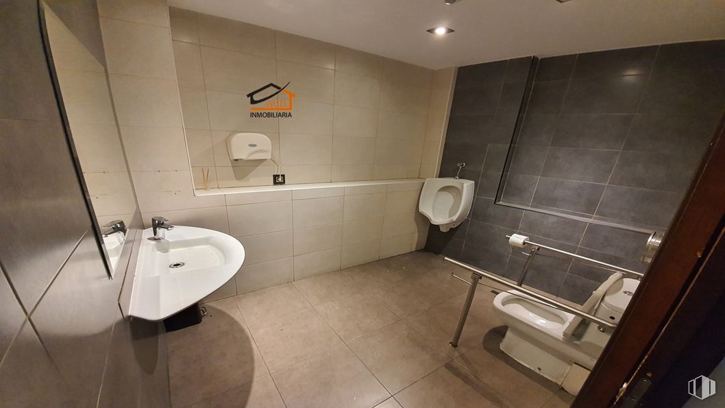 Retail for rent at  Calle Santa Isabel, Leganés, Madrid, 28911 with sink, toilet, tap, plumbing fixture, bathroom sink, bathroom, building, bathtub, interior design and plumbing around