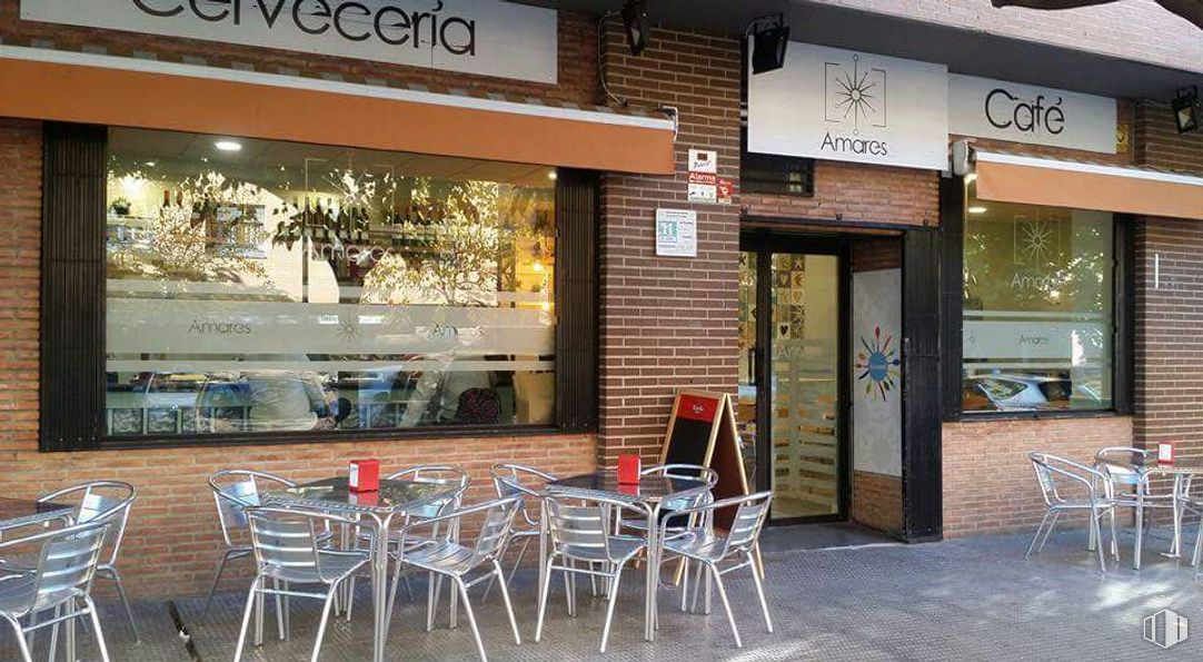 Retail for sale at Calle Mar Rojo, 6, Coslada, Madrid, 28820 with chair, furniture, property, table, building, real estate, door, facade, leisure and retail around