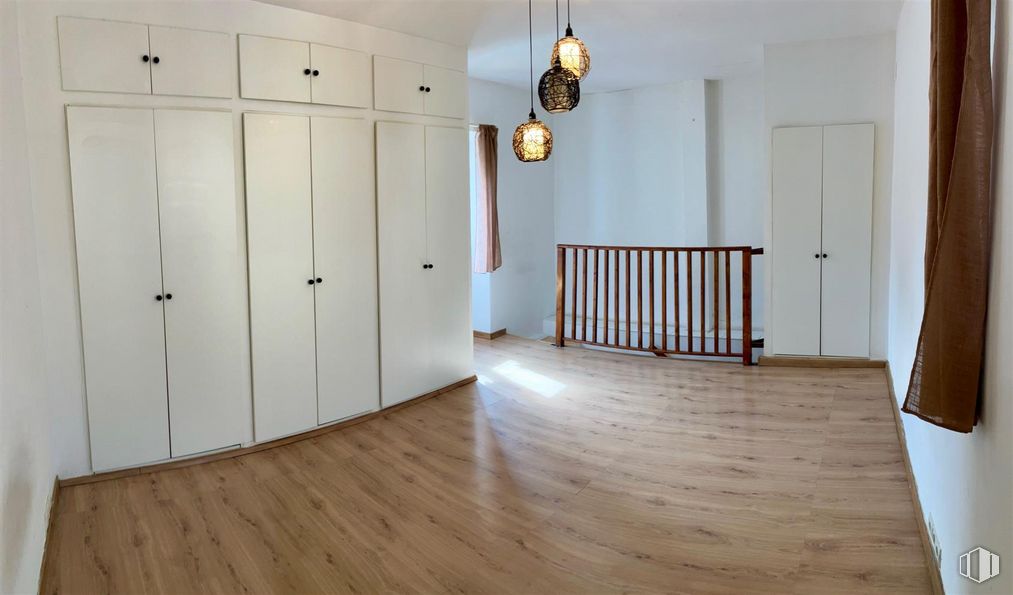 Local en alquiler en Calle San Roque, Navalcarnero, Madrid, 28600 con armario, lámpara, alacena, alumbrado, puerta, madera, edificio, suelos, suelo y accesorio alrededor