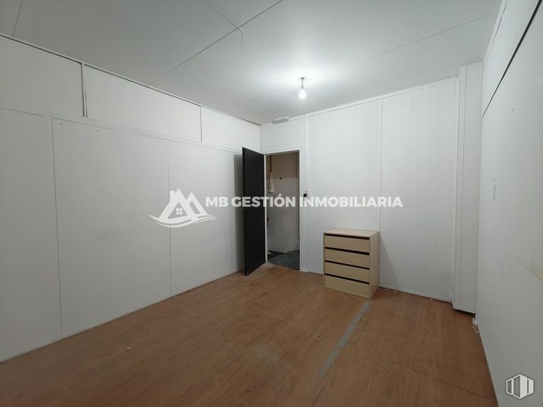 Industrial for sale at Polígono Industrial Villa Azaña, Numancia de la Sagra, Toledo, 45230 with chest of drawers, nightstand, door, wood, fixture, interior design, hall, wall, floor and flooring around