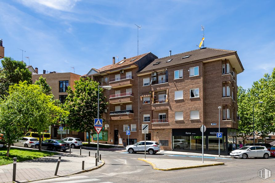 Local en venta en Calle Sacrificio, Majadahonda, Madrid, 28220 con coche, vehículo terrestre, cielo, nube, edificio, rueda, planta, ventana, vehículo y árbol alrededor