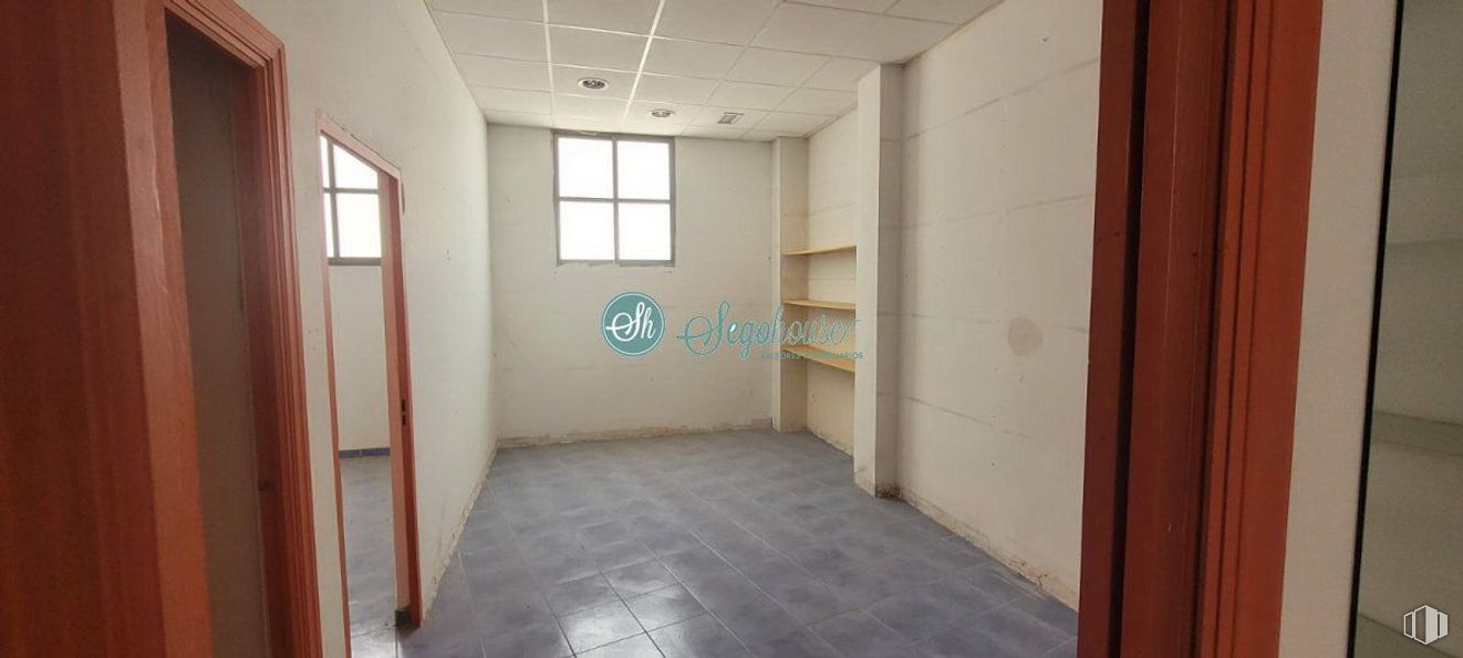 Retail for rent at Calle Independencia, Segovia, 40005 with window, fixture, building, wood, flooring, floor, hall, door, ceiling and house around