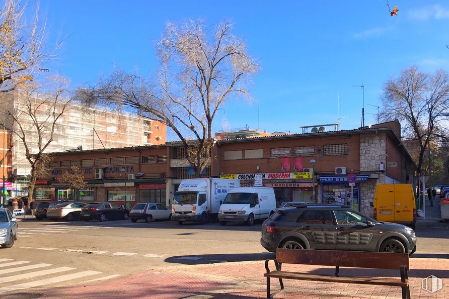 Local en alquiler en Calle Santa Marta, 22, Puente de Vallecas, Madrid, 28038 con coche, mesa de trabajo, edificio, luz de estacionamiento, neumático, rueda, cielo, durante el día, propiedad y vehículo alrededor