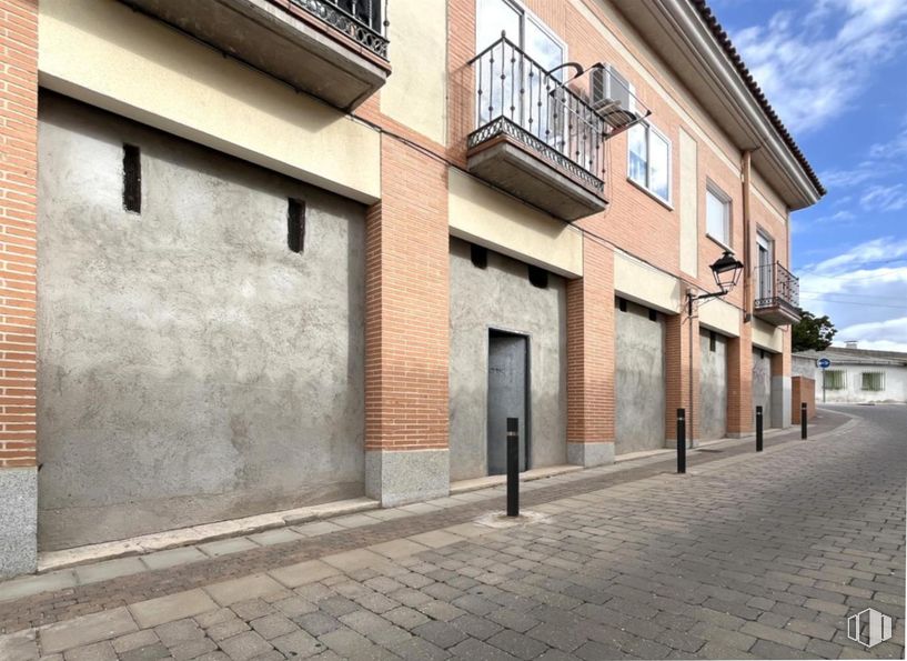 Local en venta en Zona Centro, Villanueva de Perales, Madrid, 28609 con ventana, propiedad, nube, edificio, superficie de la carretera, cielo, madera, ladrillo, diseño urbano y albañilería alrededor