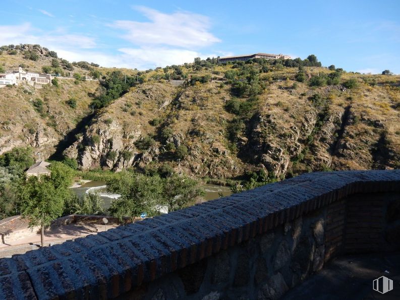 Land for sale at Casco Histórico, Toledo, 45002 with sky, cloud, water resources, plant, mountain, slope, bedrock, tree, wood and natural landscape around