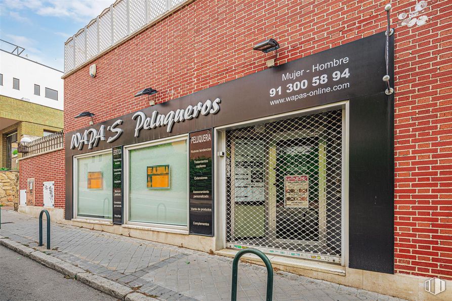 Local en alquiler en Calle Mesena, 8, Hortaleza, Madrid, 28033 con accesorio, ladrillo, albañilería, ventana, cielo, fuente, material de construcción, nube, edificio y fachada alrededor