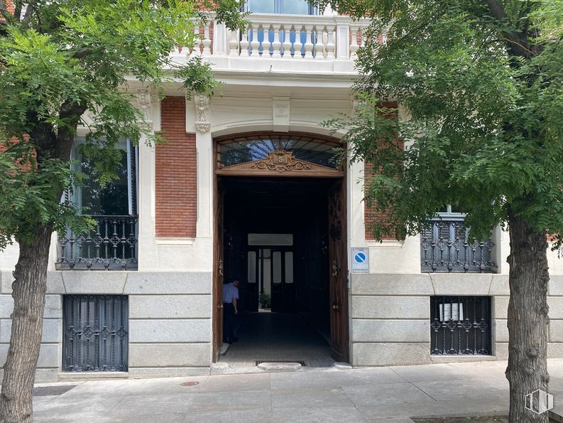 Retail for sale at Calle Felipe IV, Retiro, Madrid, 28014 with window, door, building, person, plant, tree, residential area, real estate, facade and shade around