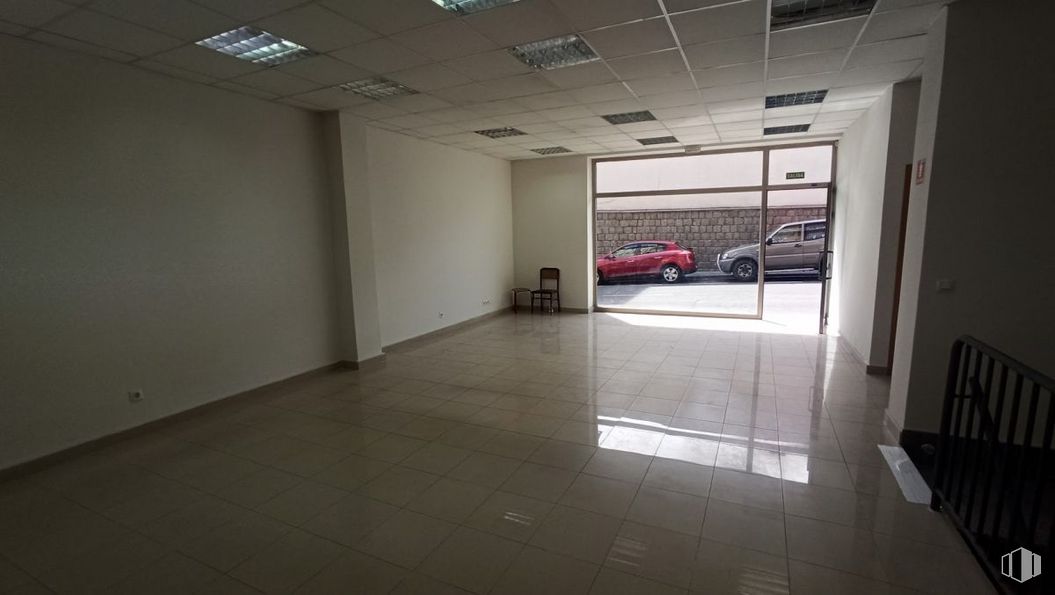 Retail for rent at Zona Norte, Ávila, 05005 with car, tire, vehicle, automotive lighting, fixture, wheel, hall, floor, automotive design and flooring around