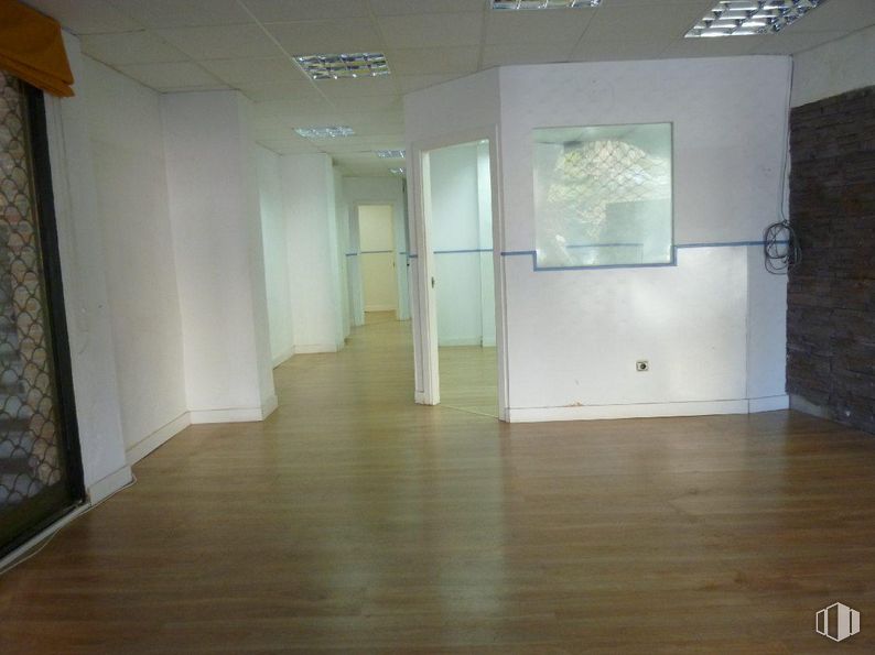 Retail for rent at Calle San Agustín, Las Rozas de Madrid, Madrid, 28230 with picture frame, fixture, wood, flooring, floor, hall, glass, building material, space and art around