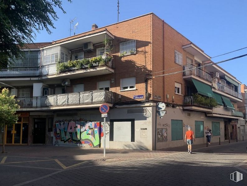 Retail for sale at Plaza Sierra de Ayllón, Villa de Vallecas, Madrid, 28031 with sky, building, window, plant, urban design, tree, residential area, facade, city and condominium around