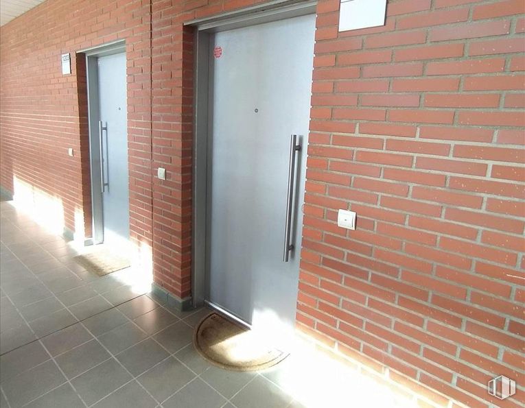 Office for sale at Calle Thomas Edison, Rivas-Vaciamadrid, Madrid, 28529 with wall, door, floor, composite material, brick, home door, brickwork, building material, household hardware and door handle around