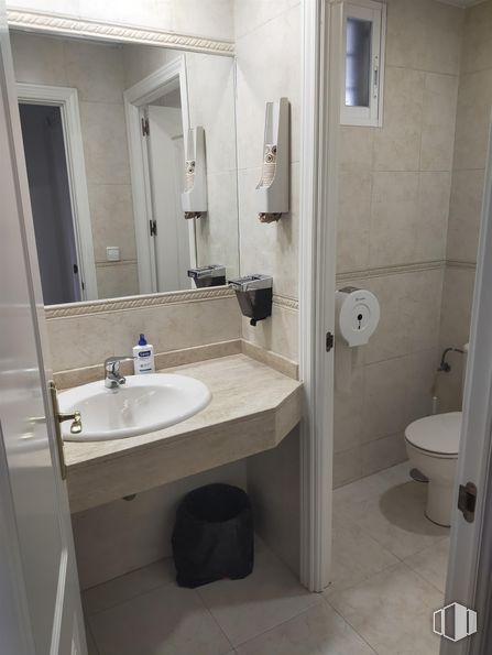 Local en venta en Calle José Arcones Gil, Ciudad Lineal, Madrid, 28017 con fregadero, inodoro, espejo, propiedad, lavabo, grifo, accesorios de fontanería, cuarto de baño, edificio y morado alrededor