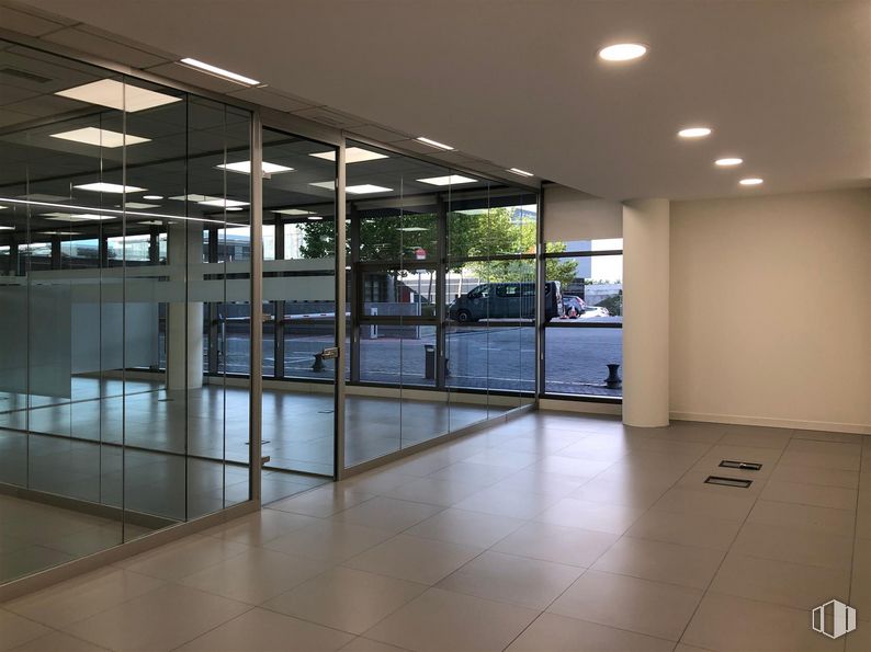 Oficina en alquiler en Edificio 1 Tribeca, Avenida Fuencarral, 44, Alcobendas, Madrid, 28108 con accesorio, suelos, suelo, madera, hall, edificio, sombra, vidrio, puerta y exterior del automóvil alrededor