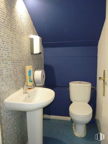 Retail for rent at Calle San Agustín, Las Rozas de Madrid, Madrid, 28230 with toilet, sink, lighting, plumbing fixture, tap, property, bathroom sink, purple, light and product around