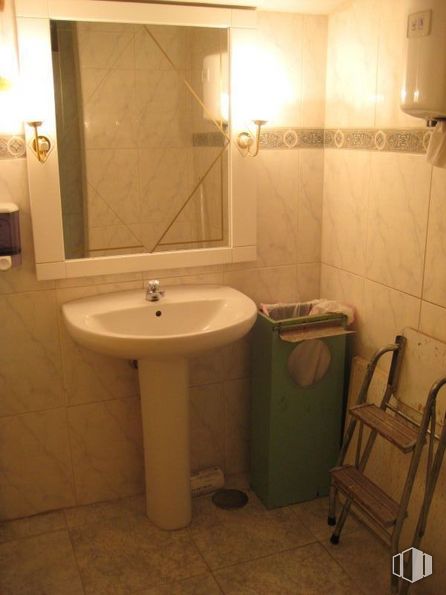 Local en alquiler y venta en Avenida Constitución, Móstoles, Madrid, 28931 con fregadero, espejo, electrodoméstico, accesorio de fontanería, grifo, baño, madera, morado, lavabo de baño y alumbrado alrededor