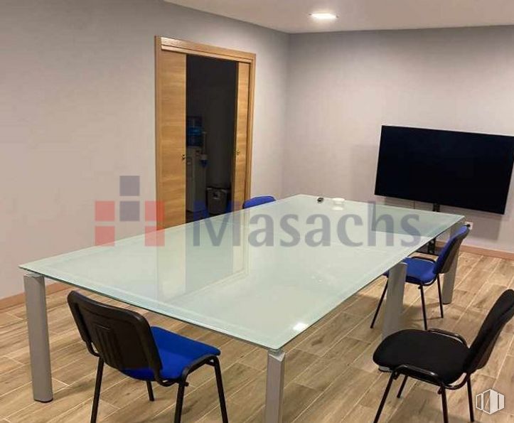 Nave en alquiler en Zona industrial, Villaverde, Madrid, 28021 con televisión, silla, mesa, mueble, propiedad, rectángulo, madera, interiorismo, suelo y suelos alrededor