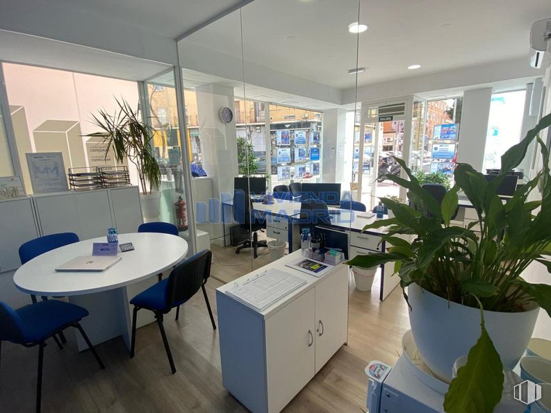 Local en alquiler en Calle Eduardo Marquina, Carabanchel, Madrid, 28019 con silla, planta de interior, maceta, mueble, mesa de cocina y comedor, interiorismo, suelos, suelo, mesa y alumbrado alrededor