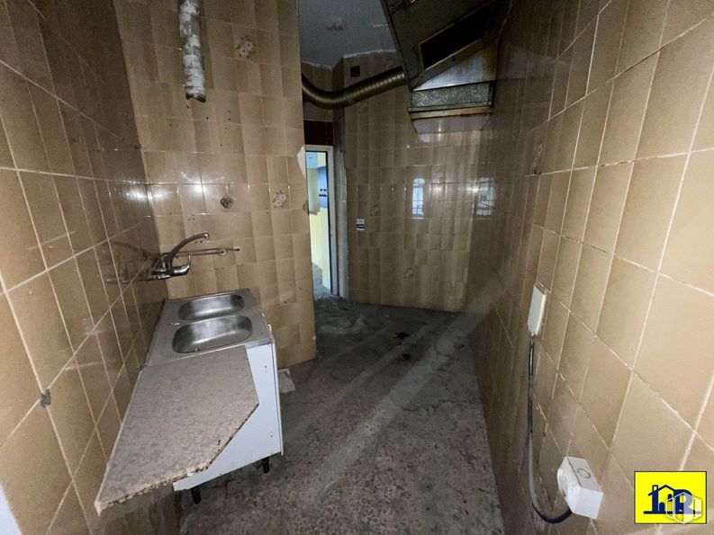 Retail for sale & for rent at Calle Escultor Jamete, Cuenca, 16003 with sink, plumbing fixture, fixture, interior design, flooring, floor, composite material, house, plumbing and ceiling around