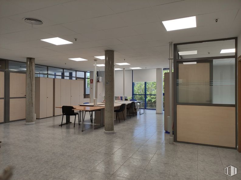 Oficina en alquiler en Calle Puerto Morcuera, 13, Leganés, Madrid, 28919 con lámpara, alumbrado, silla, mesa, accesorio, interiorismo, hall, suelo, suelos y suelo de baldosas alrededor