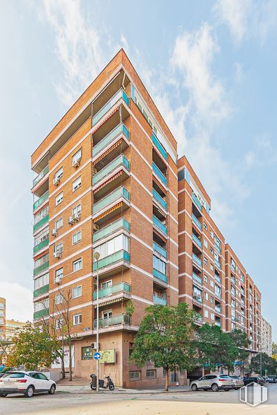 Local en alquiler en Calle Beatriz de Bobadilla, Moncloa - Aravaca, Madrid, 28040 con edificio, nube, coche, cielo, rueda, ventana, vehículo, bloque de pisos, condominio y neumático alrededor