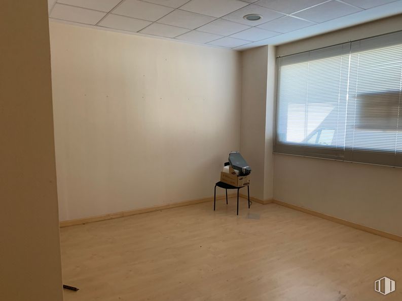 Local en venta en Calle Constitución, 146, Navalcarnero, Madrid, 28600 con persiana de la ventana, mesa, ventana, madera, piso, suelo, pasillo, accesorio, casa y madera alrededor