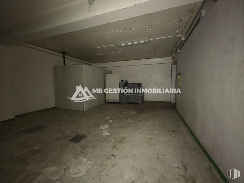 Nave en venta en Camino viejo de Getafe, Fuenlabrada, Madrid, 28946 con lámpara, alumbrado, edificio, accesorio, material compuesto, techo, hormigón, espacio, suelos y ciudad alrededor