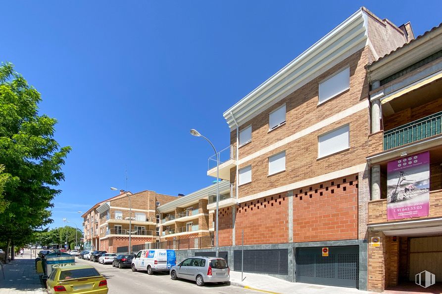 Local en alquiler y venta en Calle Julián Berrendero, 14, San Agustín del Guadalix, Madrid, 28750 con coche, edificio, ventana, cielo, propiedad, vehículo, rueda, barrio, diseño urbano y zona residencial alrededor