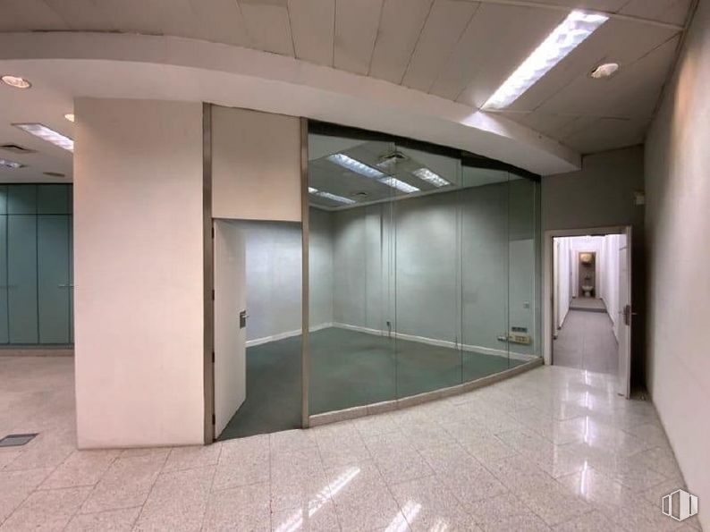 Retail for sale & for rent at Calle Oca, Carabanchel, Madrid, 28025 with fixture, interior design, floor, flooring, hall, glass, ceiling, automotive exterior, door and room around