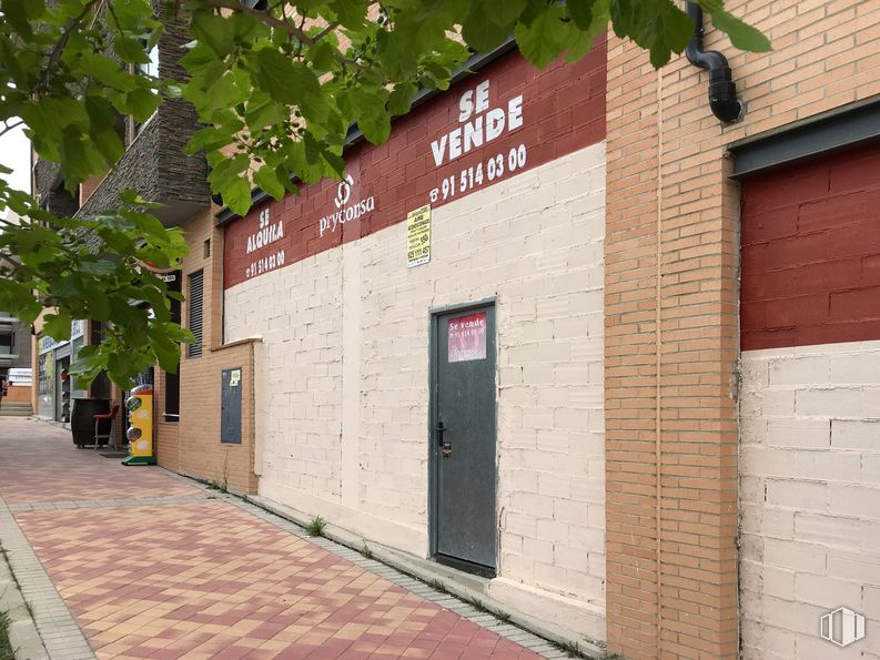 Local en alquiler y venta en Avenida de Severo Ochoa, 9, Colmenar Viejo, Madrid, 28770 con puerta, propiedad, planta, edificio, albañilería, ladrillo, árbol, madera, superficie de carretera y pared alrededor