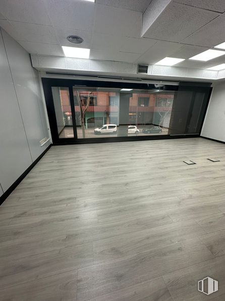 Office for rent at Calle Téllez, 24, Retiro, Madrid, 28007 with flooring, floor, interior design, wood flooring, laminate flooring, hardwood, silver, cleanliness, tile and tile flooring around