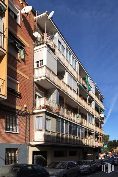 Retail for sale at Calle Parvillas Altas, 23, Villaverde, Madrid, 28021 with car, window, building, sky, property, cloud, wheel, urban design, condominium and tower block around