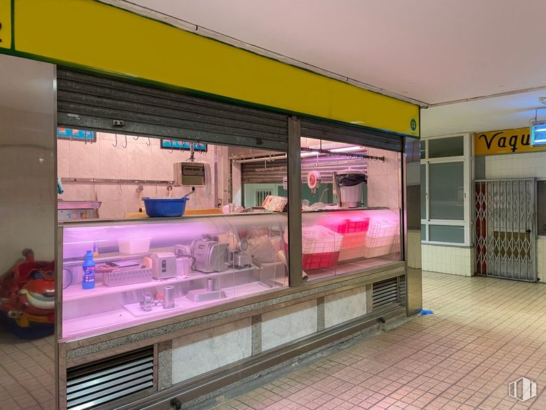 Retail for rent at Calle Cristo Salud, 6, Valdemoro, Madrid, 29342 with display case, ceiling, transparency, retail, cleanliness and fast food restaurant around