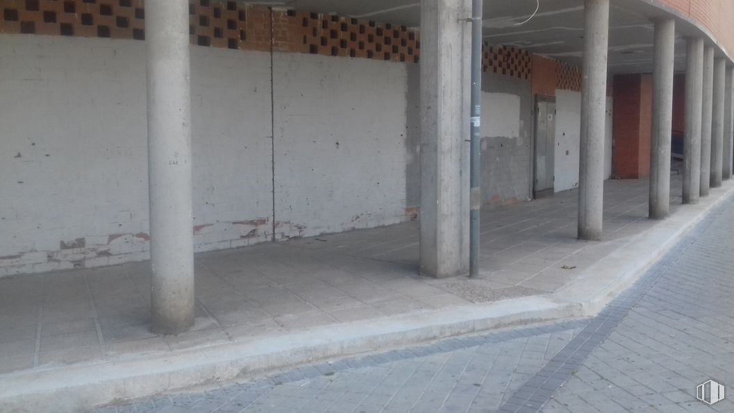 Local en alquiler y venta en Calle Cañada, Torrejón de Ardoz, Madrid, 28850 con gris, casa, piso, material compuesto, gas, suelo, superficie de carretera, columna, hormigón y material de construcción alrededor