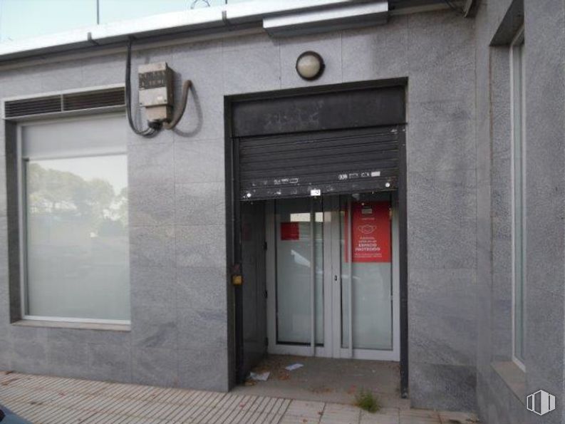 Local en alquiler y venta en Calle Alpes, Alcorcón, Madrid, 28922 con ventana, puerta, material compuesto, vidrio, hormigón, firmar, puerta de casa, transparencia y aluminio alrededor