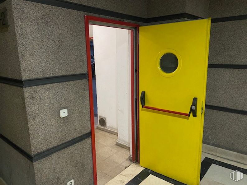 Oficina en venta en Avenida Democracia, Puente de Vallecas, Madrid, 28031 con puerta, edificio, accesorio, madera, pared, gas, puerta de casa, material compuesto, tintes y matices y casa alrededor