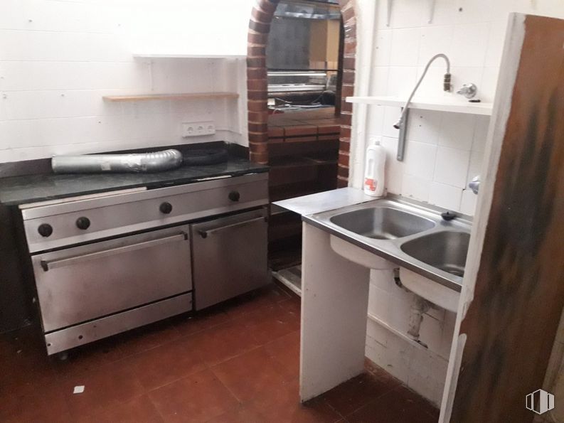 Retail for sale at Zona Puente de Hierro, Segovia, 40006 with sink, cabinetry, property, tap, plumbing fixture, kitchen sink, kitchen, kitchen stove, major appliance and floor around