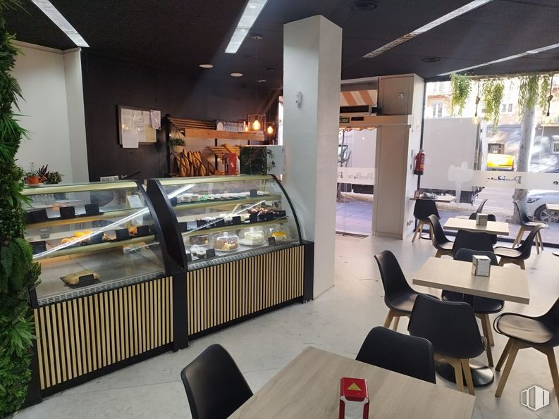 Retail for rent at Paseo Delicias, 68, Arganzuela, Madrid, 28045 with chair, table top, table, kitchen & dining room table, interior design, restaurant, ceiling, cafeteria, display case and fast food restaurant around