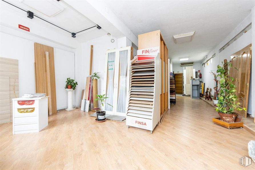 Retail for sale at Carlos Arniches, Móstoles, Madrid, 28935 with houseplant, building, plant, wood, flooring, floor, shelf, house, living room and bookcase around